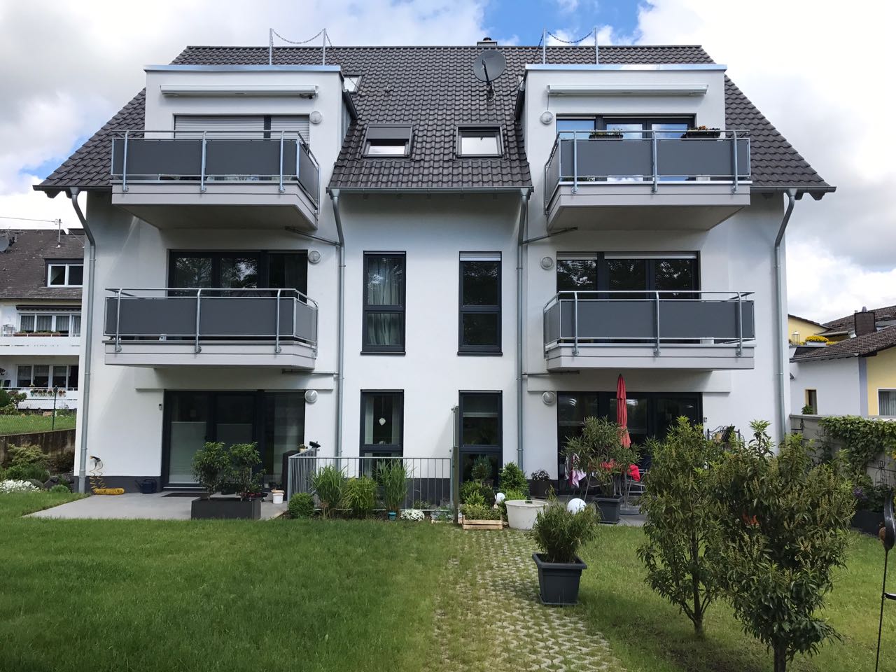 Moderne, barrierefreie 2,5 Zimmer Wohnung mit Aufzug, Tiefgarage und Balkon in begehrter Wohnlage!
