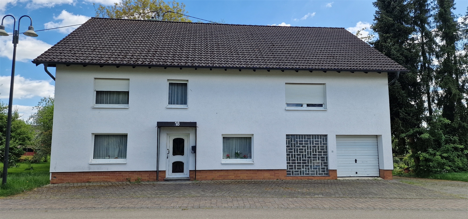 Großzügiges Wohnhaus mit Ausbaupotenzial, 2400 m² Grundstück und Hobbyhalle