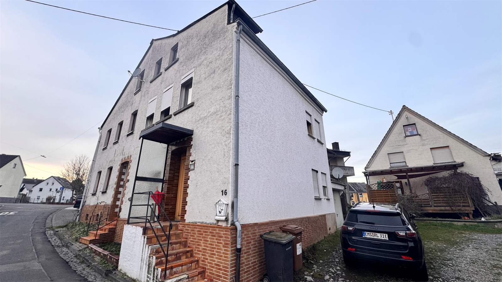 Günstiges Eigenheim, ideal für Handwerker: Doppelhaushälfte mit Garage und Hof