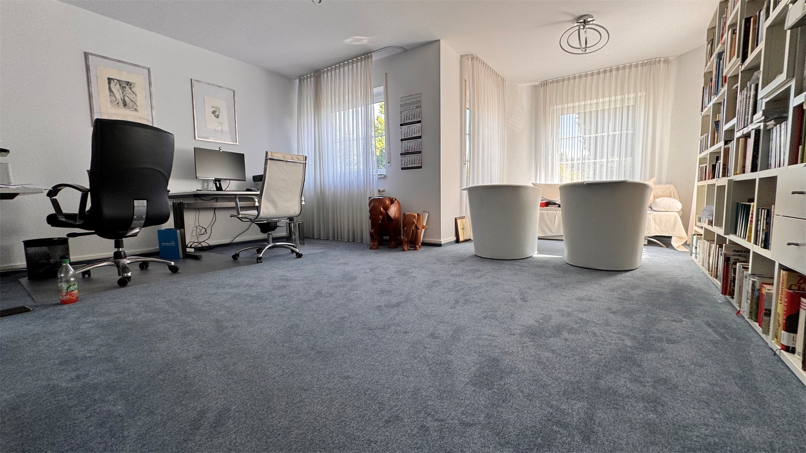 Büro-Arbeitszimmer im EG