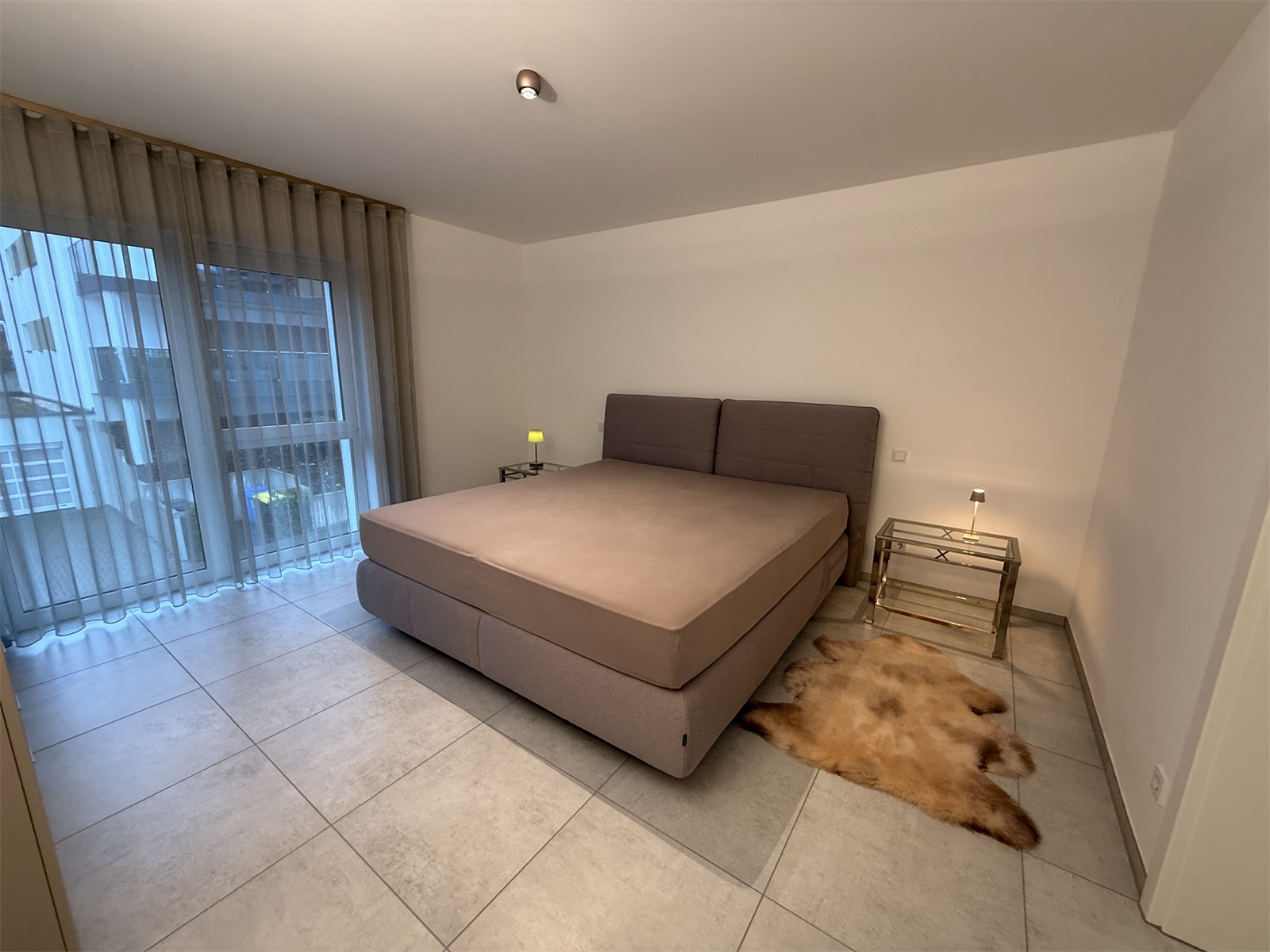 Mit bodentiefer großer Dusche