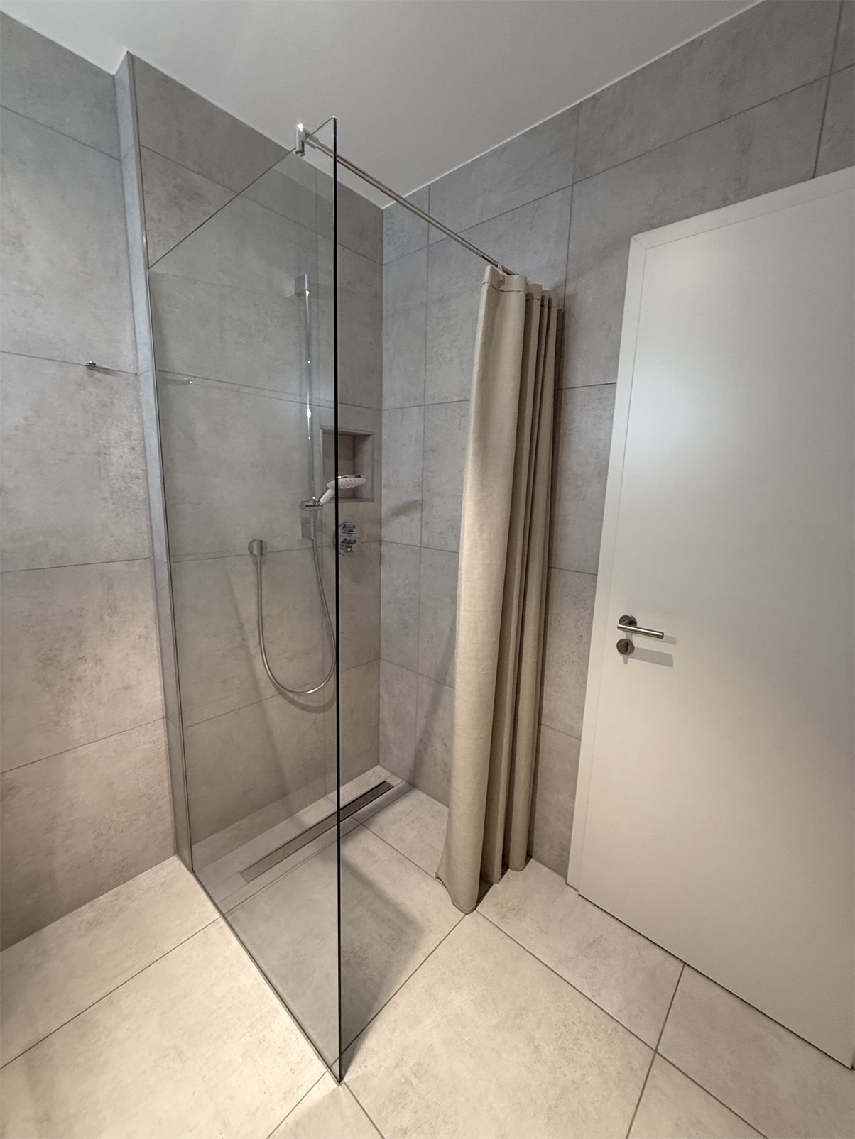 Großer Balkon mit Echtglasbrüs