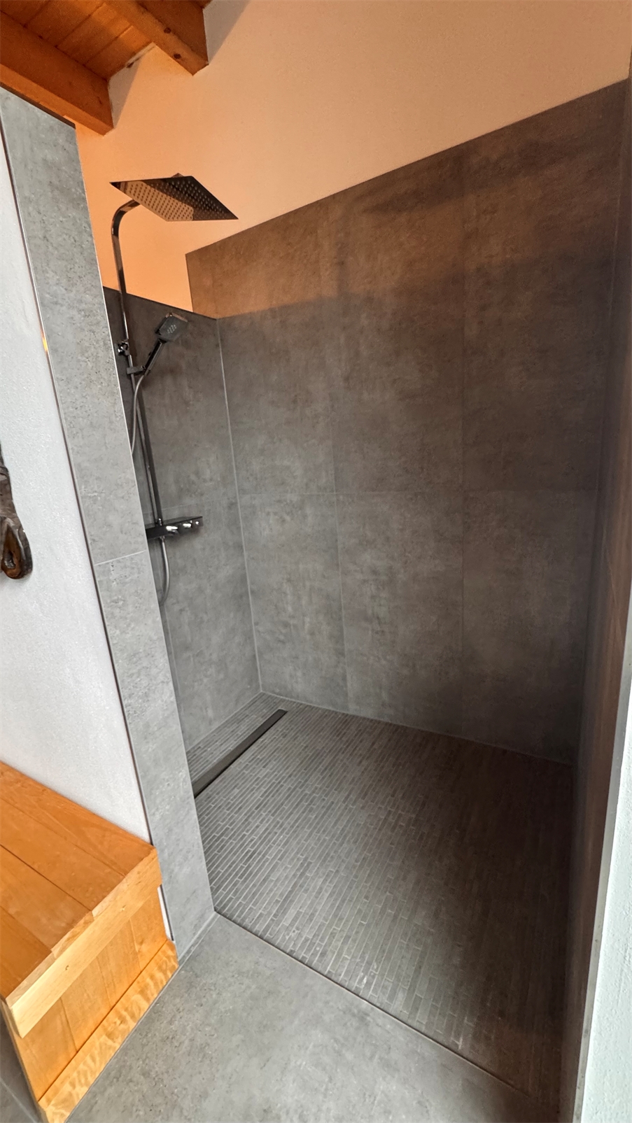 Mit bodentiefer Dusche