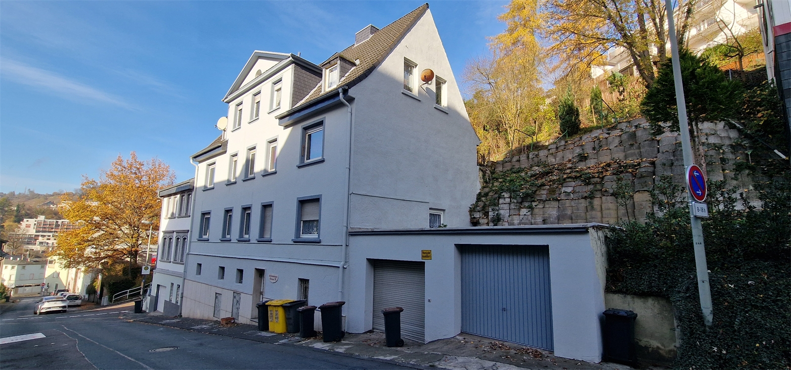 Seitenansicht mit 2 Garagen