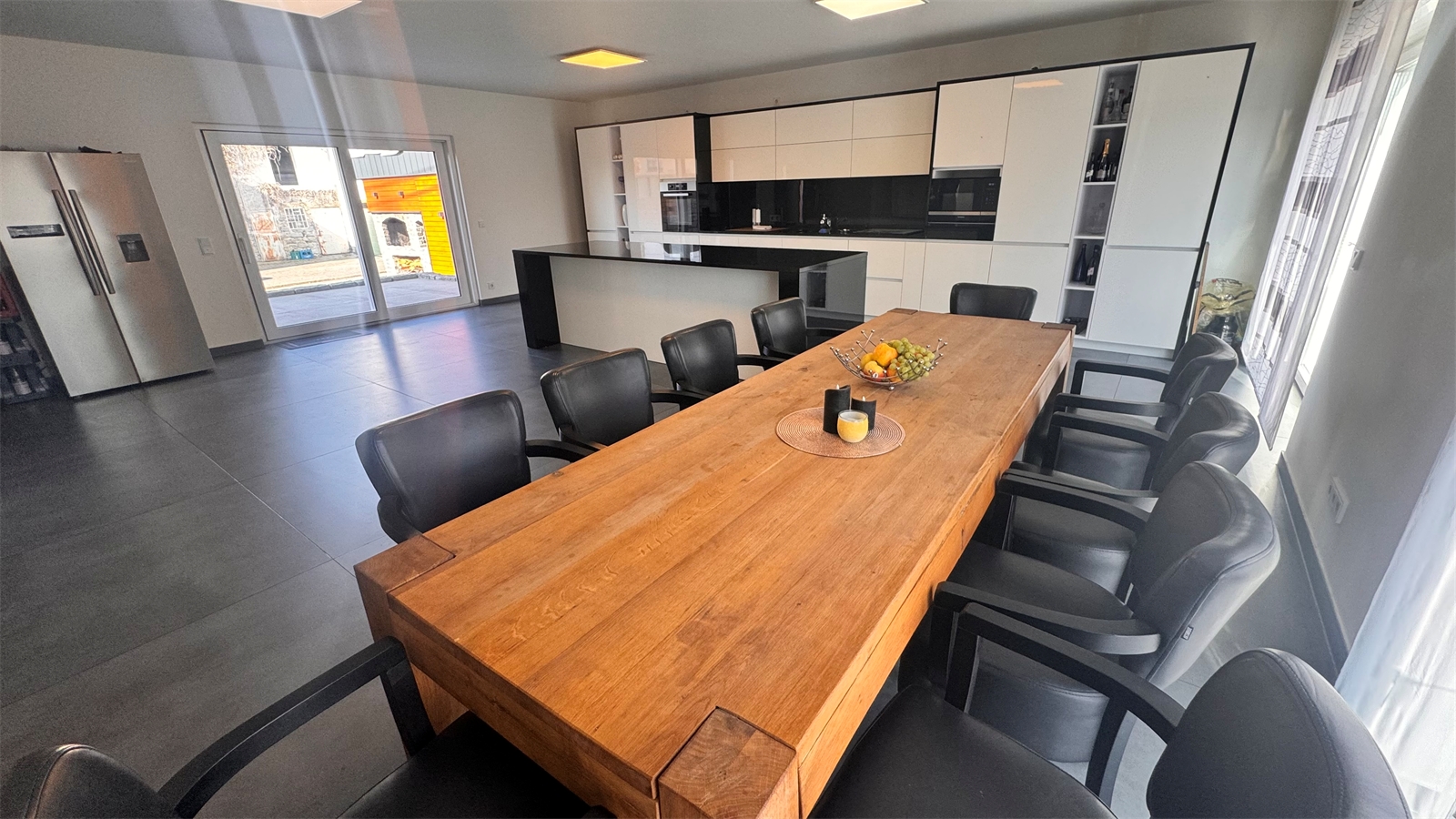 Moderne Terrasse mit Grill