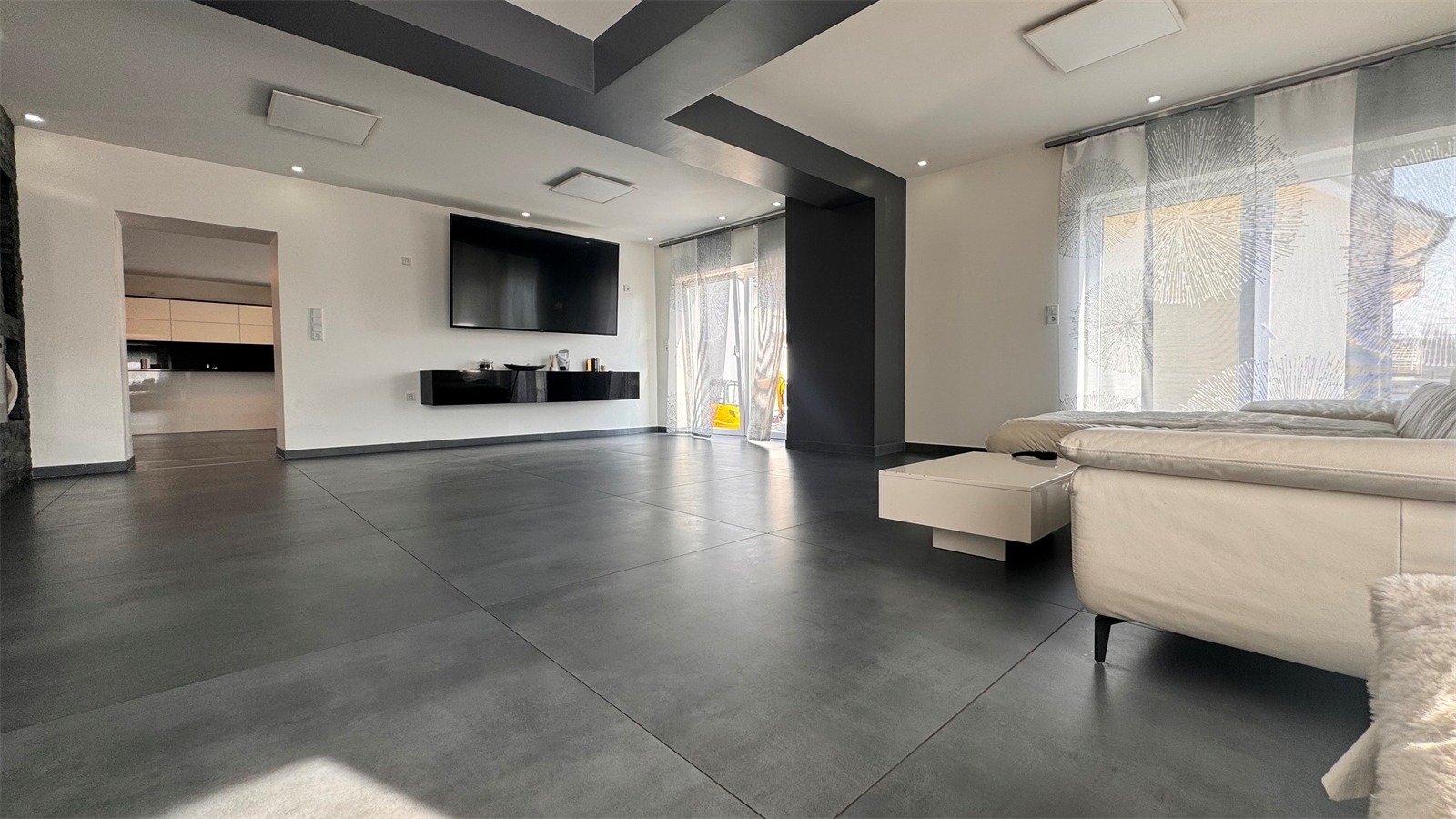 Lichtdurchfluteter Wohnbereich