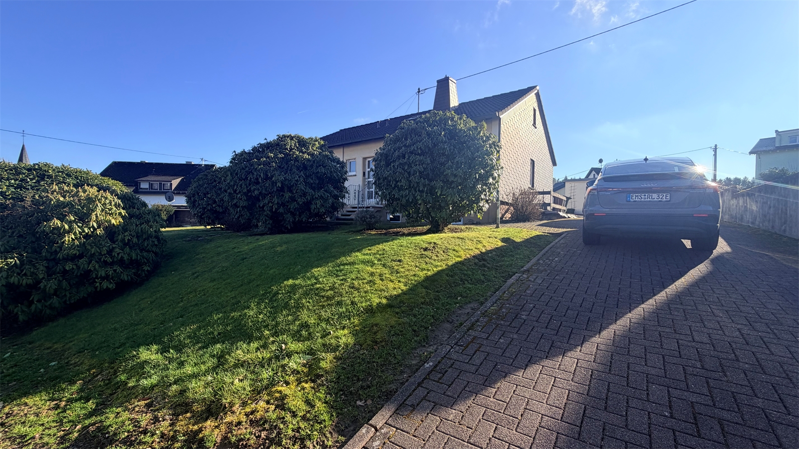 Massiv, unterkellert errichteter Bungalow mit Schlossblick+zus. Baugrundstück in beliebter Wohnlage!