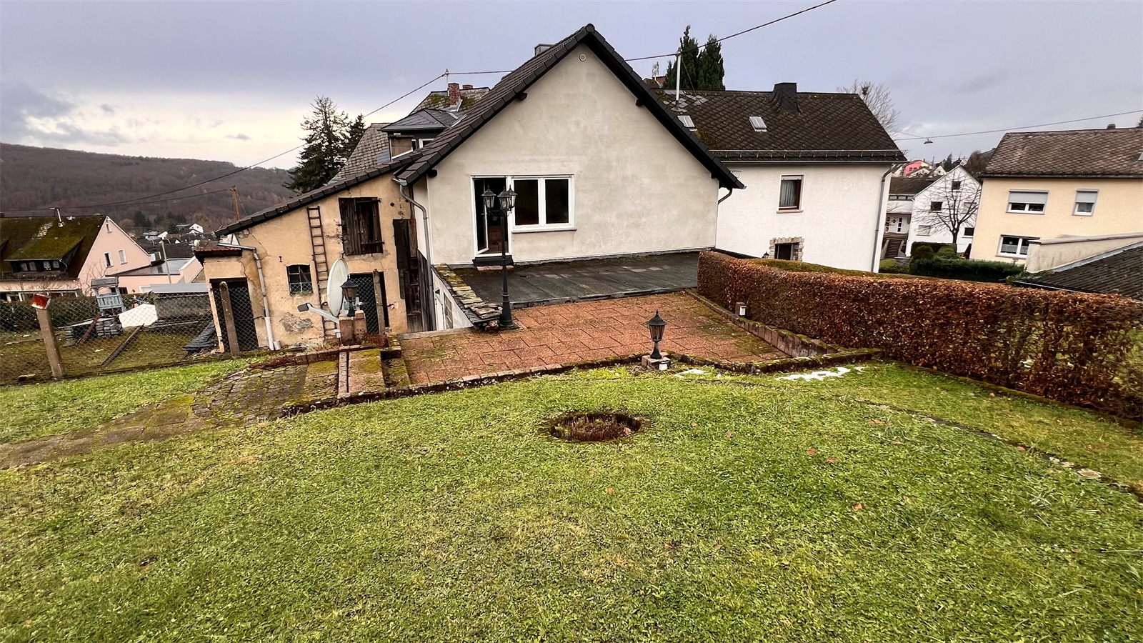 Seitenansicht mit Garten